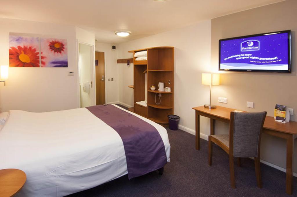 Premier Inn London Hammersmith Exterior photo